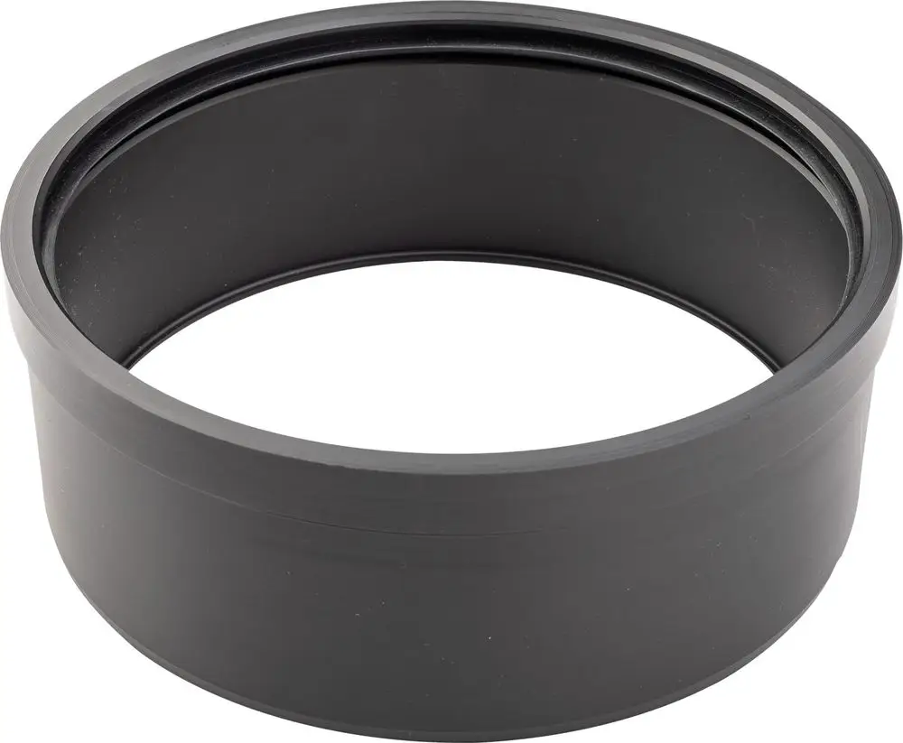 Schwarze Reduzierung aus Kunststoff, geeignet für Abgas- oder Zuluftsysteme. Hersteller Bosch, einfaches Design ohne erkennbare Maße oder spezifische Beschriftungen.